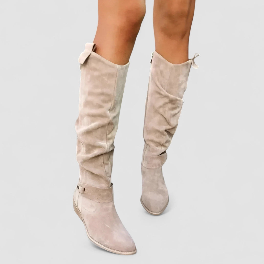 Närbild på beige westernboots för dam med dragkedja