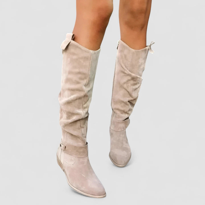 Närbild på beige westernboots för dam med dragkedja