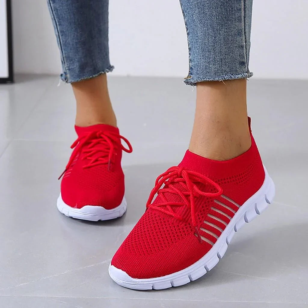 Röda bekväma sneakers med snörning och mjuk sula