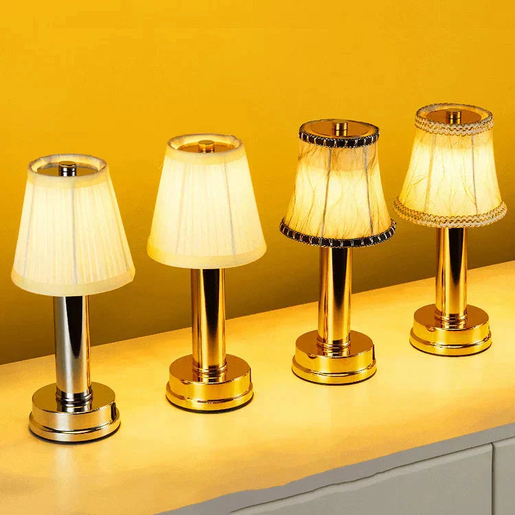 Elegant sladdlös bordslampa upplyst i ett smakfullt inrett vardagsrum
