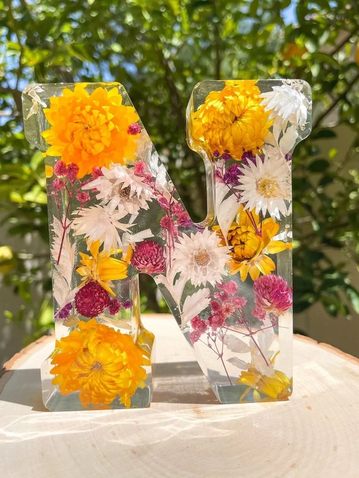 Handgjord nattlampa i harts fylld med torkade blommor och LED-belysning