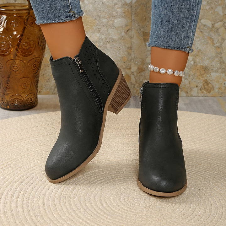 Stilrena ankelboots med subtil perforering för en moderiktig höstlook