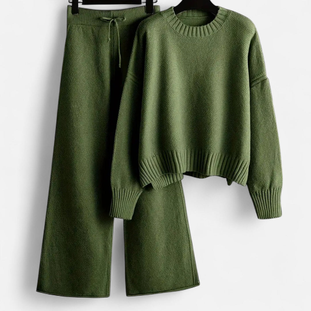 Damstickad tröja och vida byxor sett bakifrån i mysigt material för höstmode