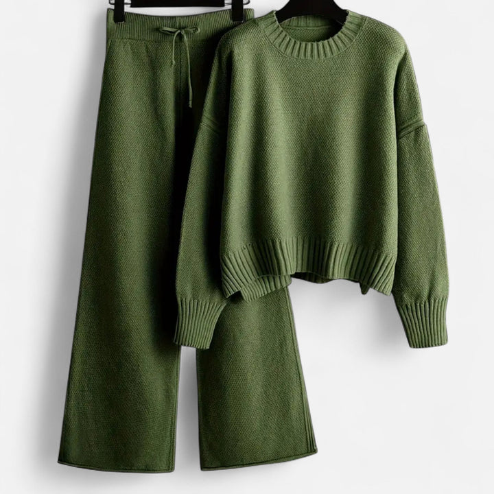 Damstickad tröja och vida byxor sett bakifrån i mysigt material för höstmode