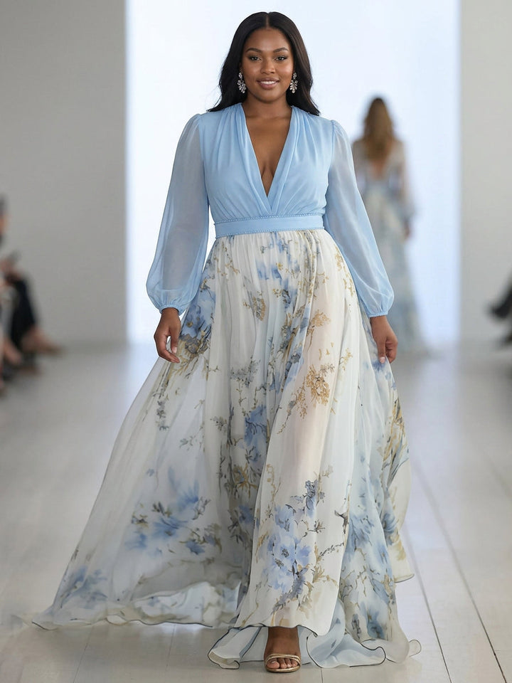 Dam i ljusblå och vit blommig maxiklänning med V-ringning på catwalk