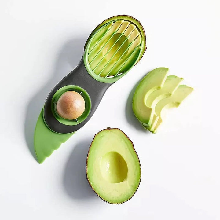 "3-i-1 avokadoskärare i plast och rostfritt stål, grön/vit, för att skala och skiva avokado i köket."