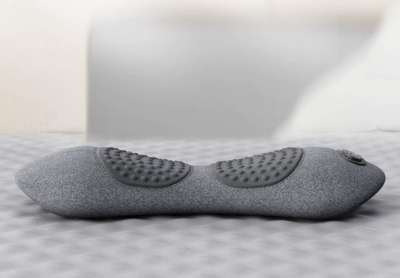 Närbild på den ergonomiska grå ryggmassageapparaten med struktur