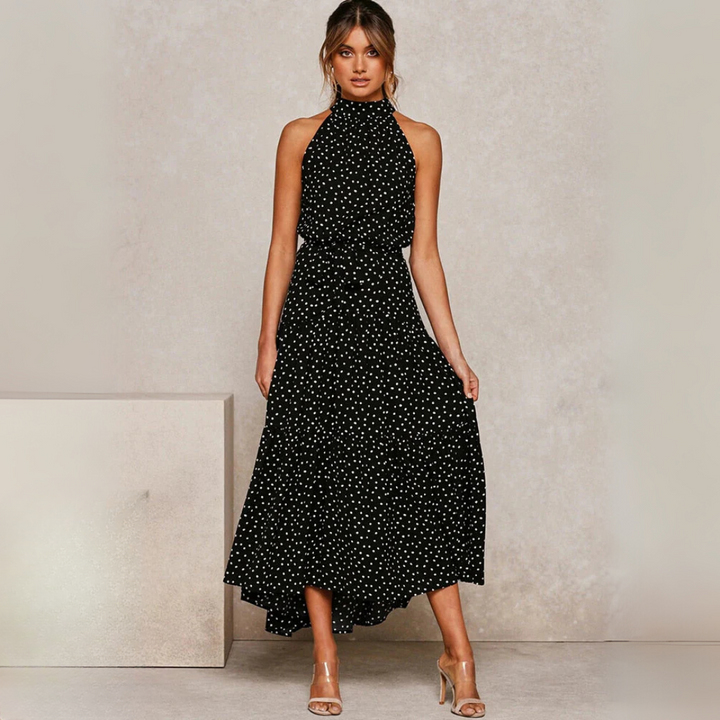 Prickig sommarklänning i behaglig modell med utställd kjol och feminin boho stil.