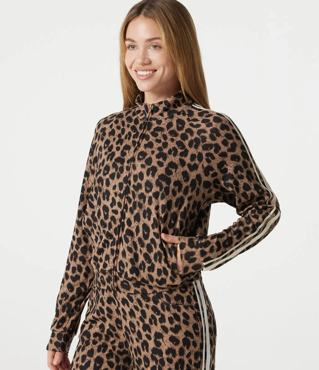 Damjacka med leopardmönster och praktiska sidofickor