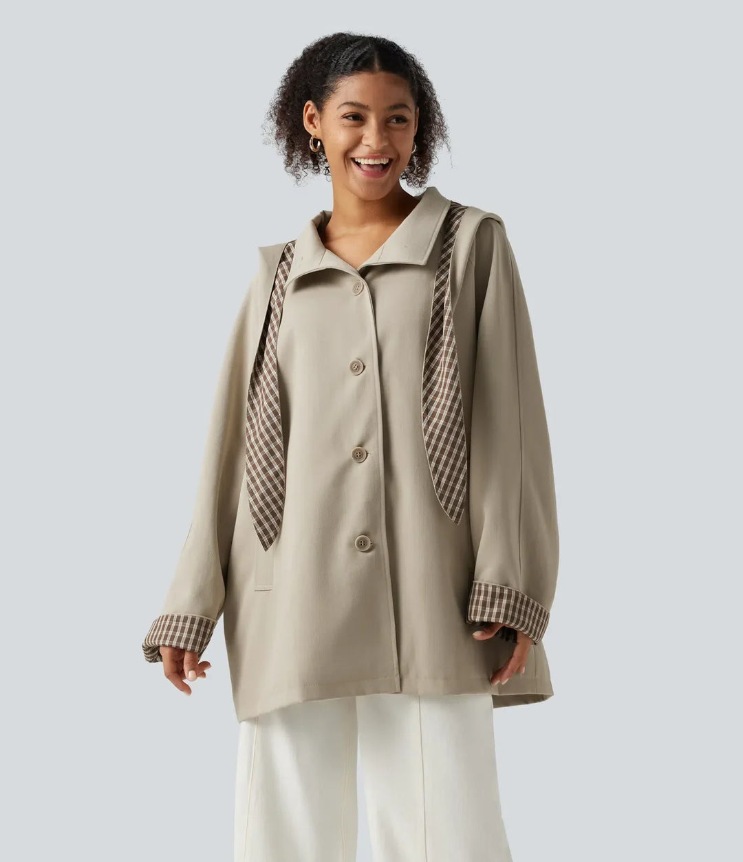 Helfigursbild på damjacka med huva och raglanärm kombinerad med vardagsbyxor för en komplett outfit.