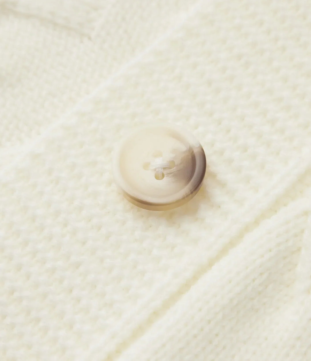 Vardaglig damkläder: beige långärmad tröja med knäppning och V-hals