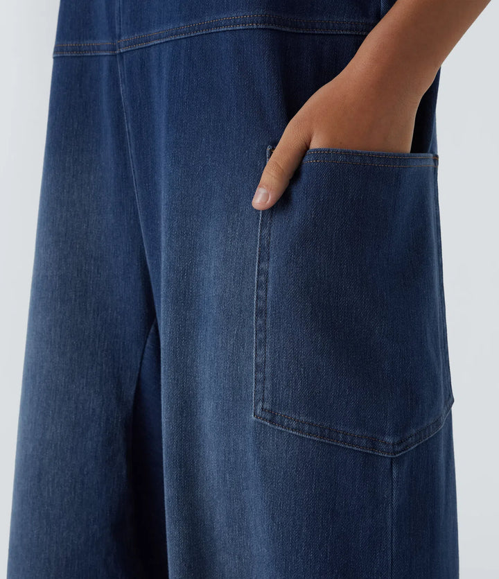 Stilren v-ringad denimoverall för dam, perfekt som bekväma reskläder