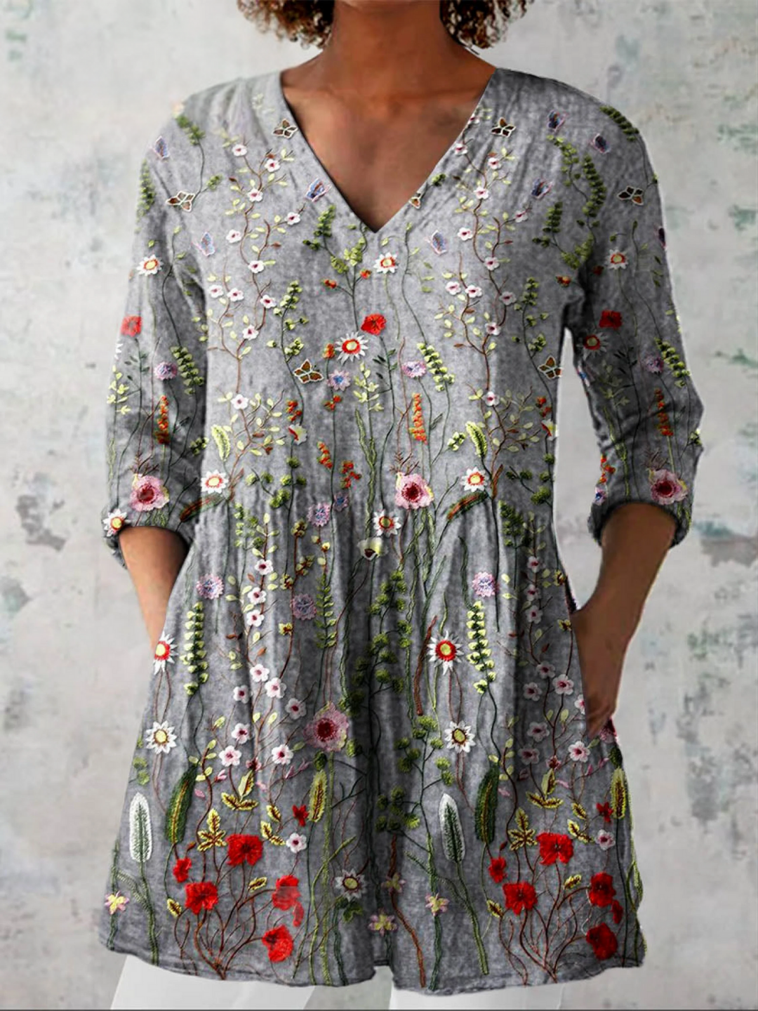 Manon | Lång grå blus med V-ringning och broderade blommor