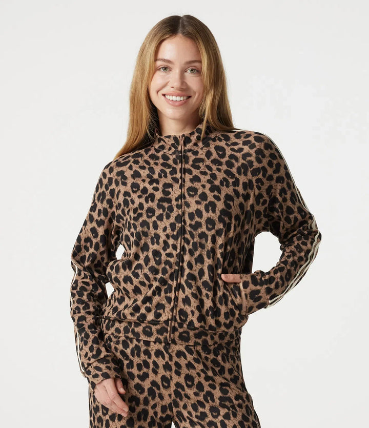 Närbild på ståkrage och mönsterdetaljer på leopardmönstrad damjacka