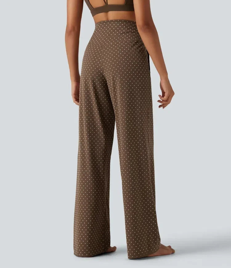Baksida av brun högmidjad prickig yogabyxa för dam