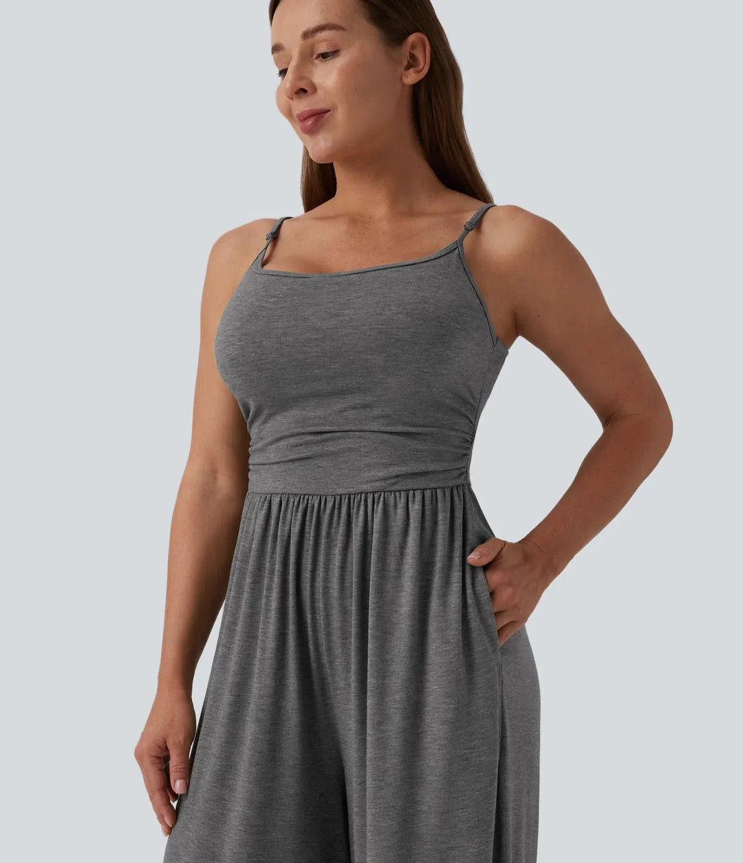 Näromslag av tyg och detaljer på bekväm mönstrad damjumpsuit med fickor