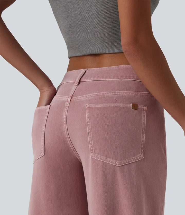 Snygga byxor och jeans med vida ben för en modern damlook