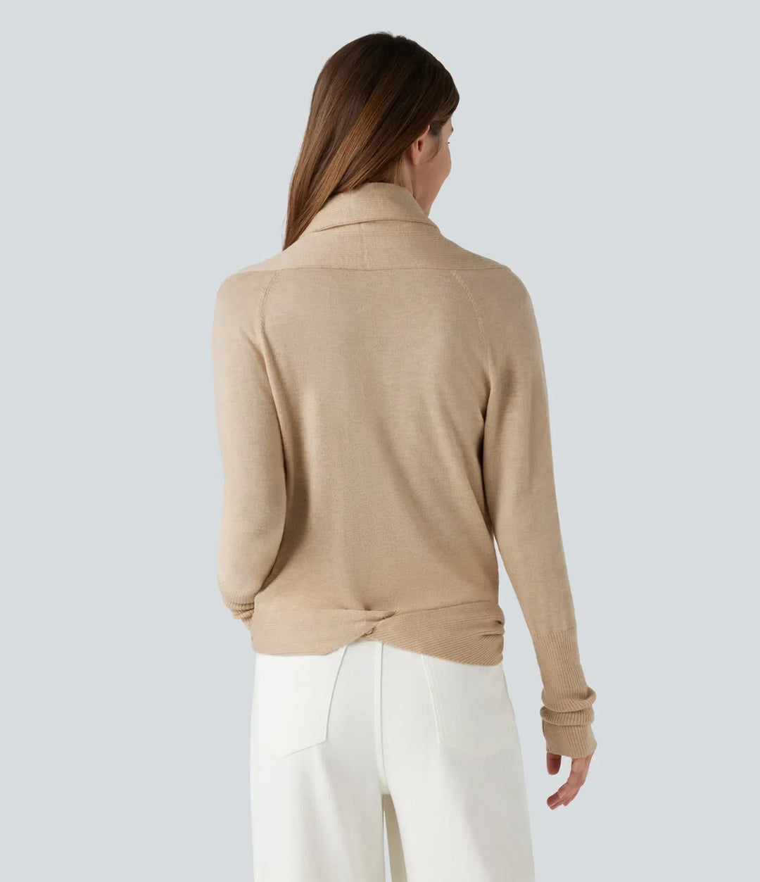 Baksidesvy av damens långärmade omlottcardigan i beige färg