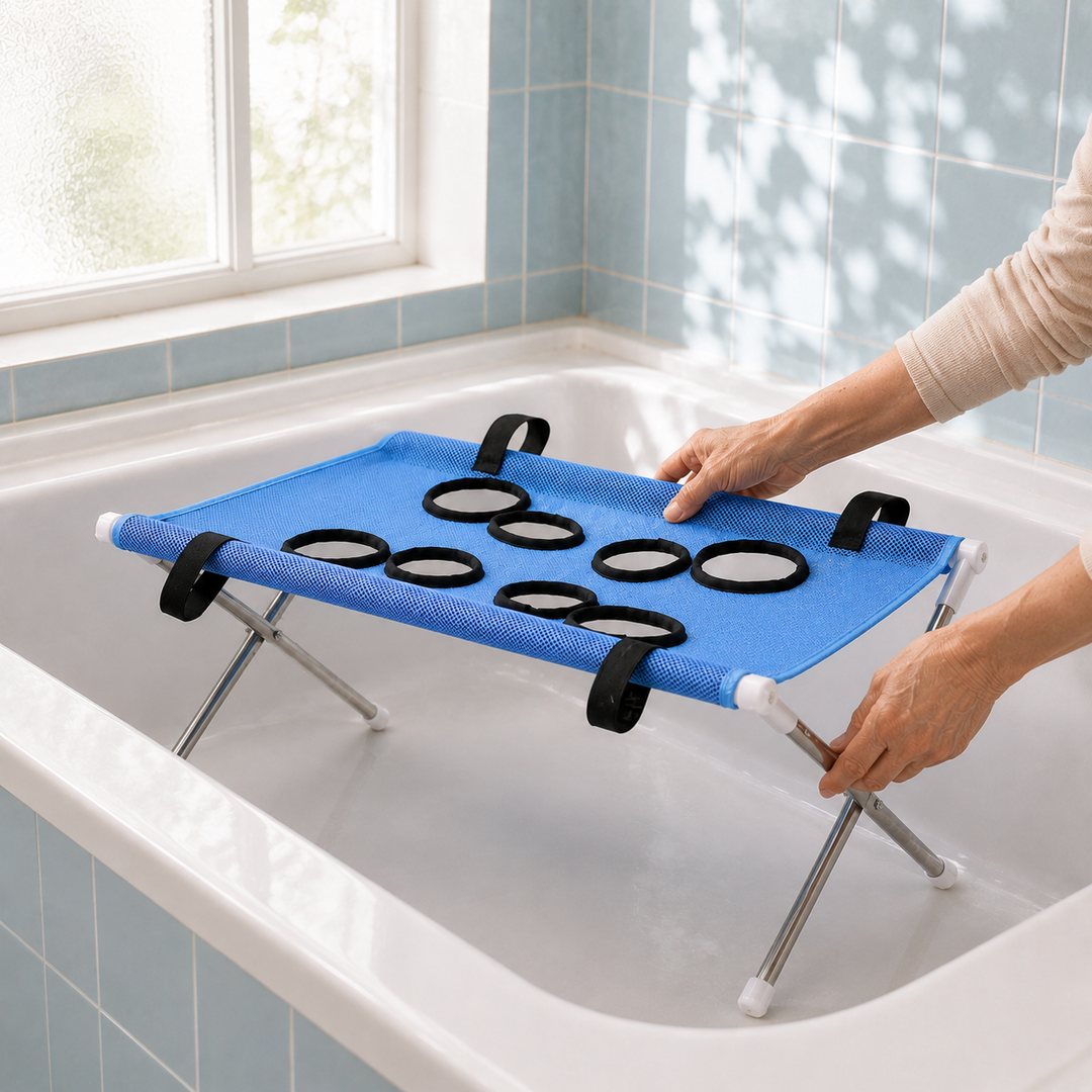 En person placerar ut en blå Stillpaw badplattform i ett rent badkar inför hundbadet