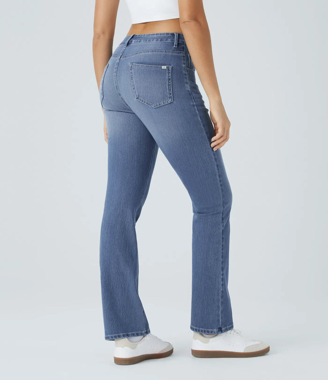 Detaljbild på fickor och söm på vardagliga bootcut-jeans för kvinnor