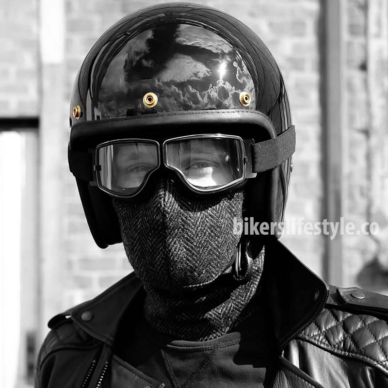 Motorcyklist bärande klassiska svarta mc-glasögon och hjälm i stadsmiljö