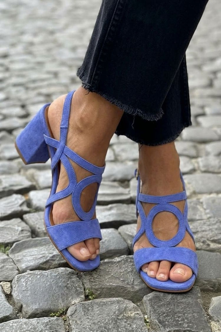 Blå sandal med blockklack och ringdetalj utomhus