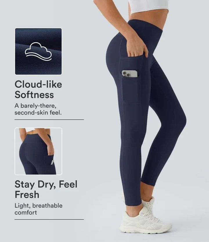 Dam som visar sidofickan på de mörka högmidjade leggingsen