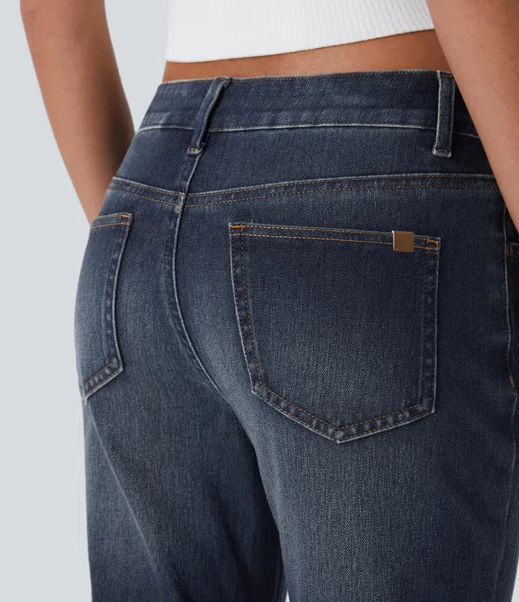 Detaljbild på fickor bak på blå tvättade bootcut-byxor för dam