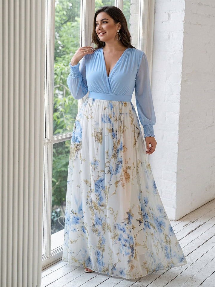 Detaljbild på damklänning i plus size med blommiga detaljer