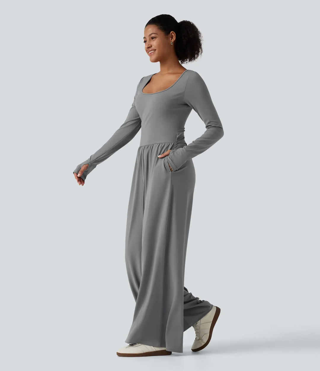 Sidovy av stilsäker grå jumpsuit med fickor för dam