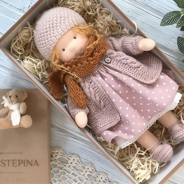 Charmig waldorfdocka med varmt och vänligt uttryck