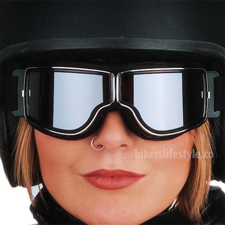 Klassiska retro motorcykelglasögon med kromad ram och spegelglas