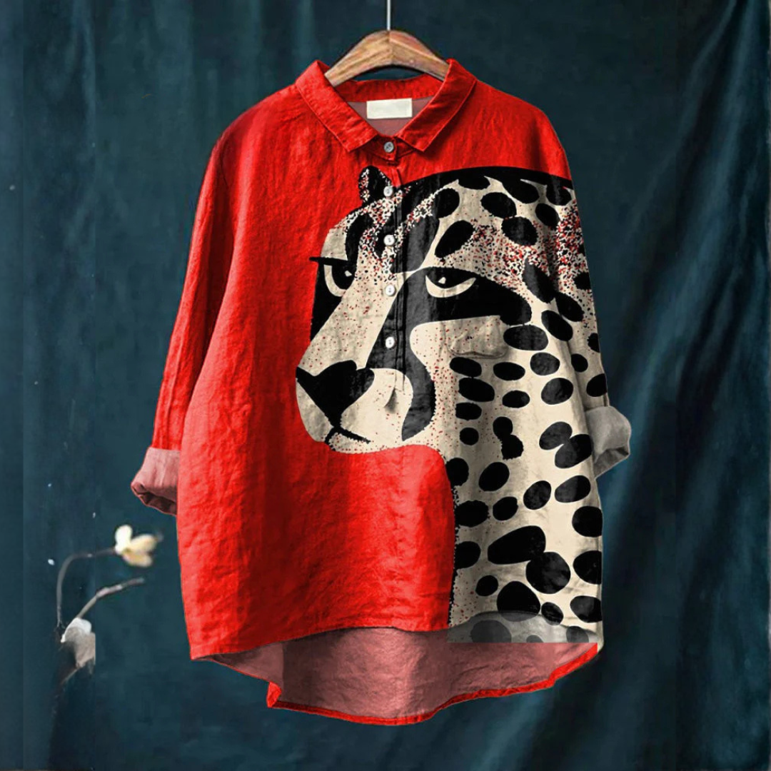 Colette elegant mönstrad damtröja i rött och svart med leopardmotiv på galge