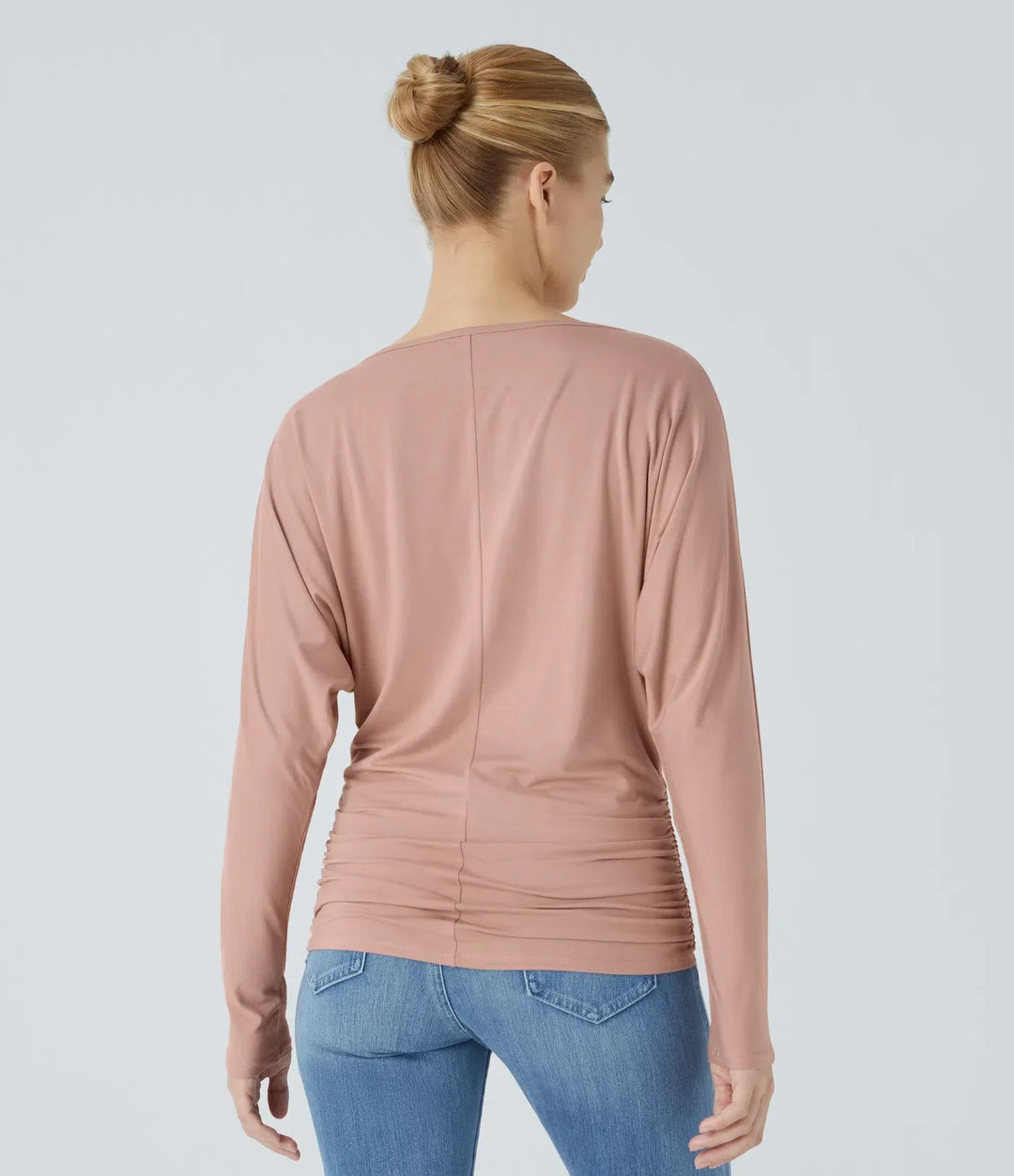 Baksida av rosa långärmad damtopp med båtringning på modell