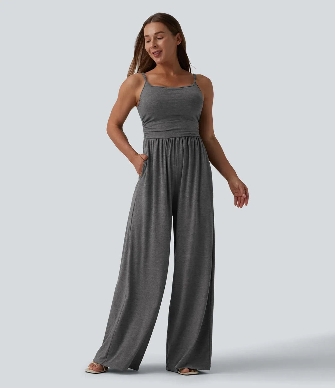 Helhetsbild av elegant och bekväm vardagsjumpsuit för dam