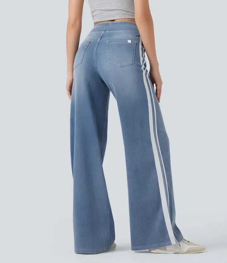 Baksida av damvida jeans med fickor och hög midja