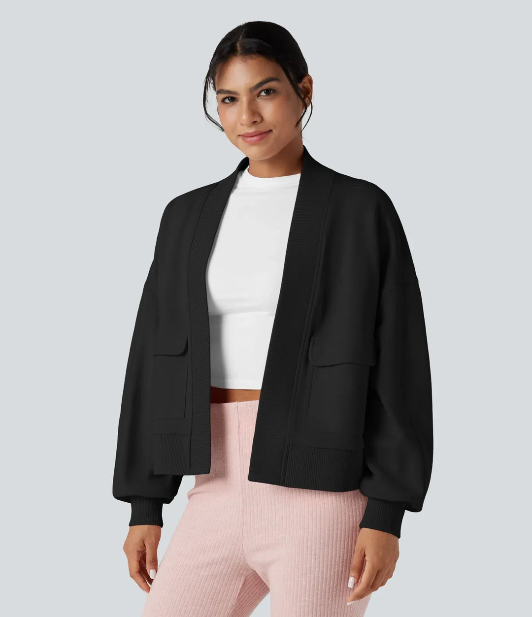 Närbild på kvinna i svart långärmad oversized sweatshirt med fickor