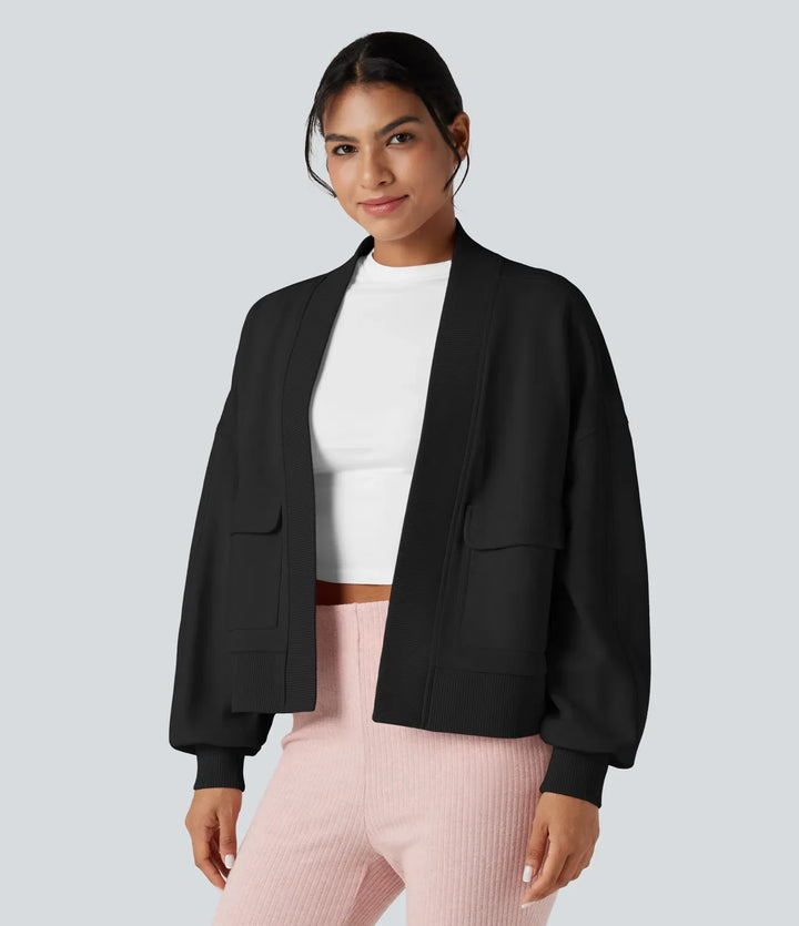 Närbild på kvinna i svart långärmad oversized sweatshirt med fickor