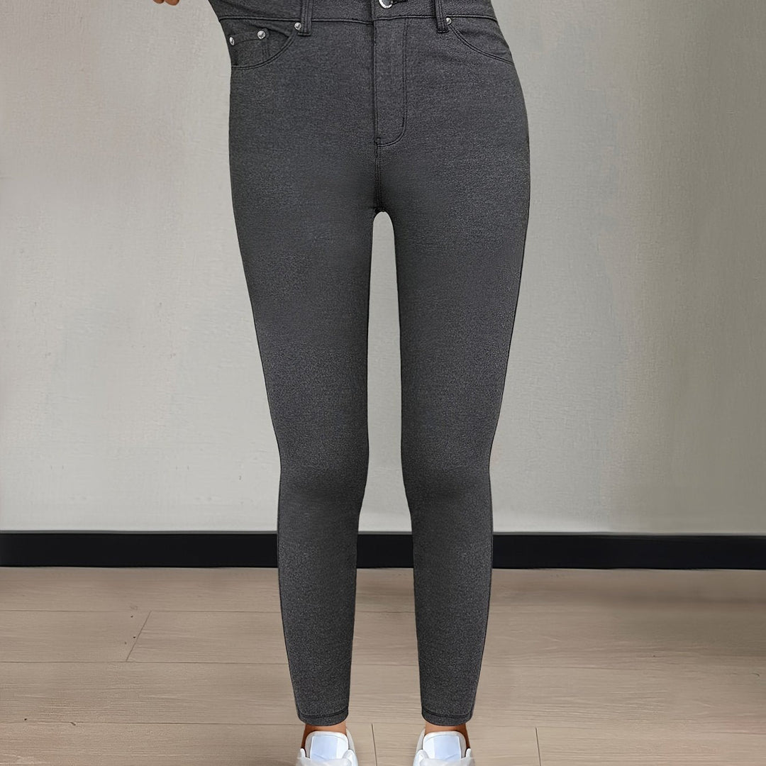 Frächa vita stretchjeans med slim fit silhuett bakifrån