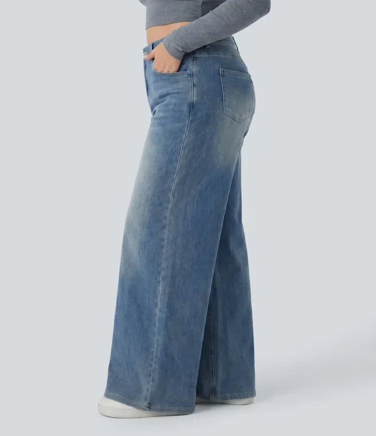 Sida av dam i trendiga vida jeans med fickor