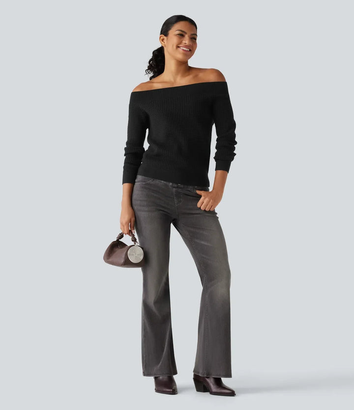 Helhetsbild av elegant damtröja med off-shoulder och trendiga detaljer