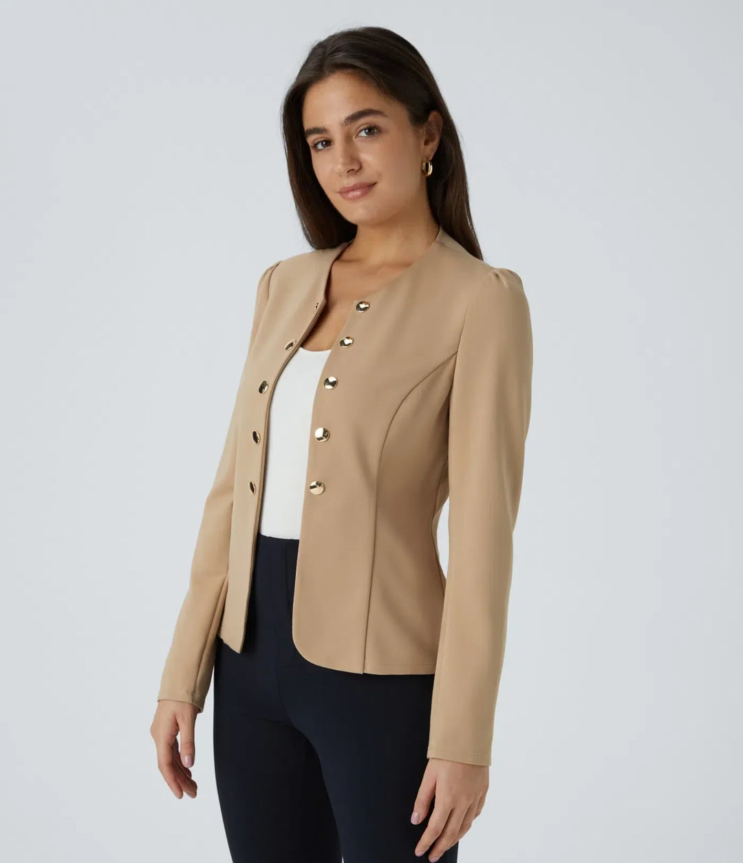 Detaljbild på tyg och sömmar på elegant modekavaj för dam