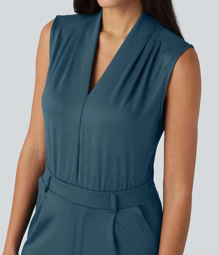 Ärmlös damjumpsuit i V-ringad modell med praktiska fickor för arbetsliv och fritid