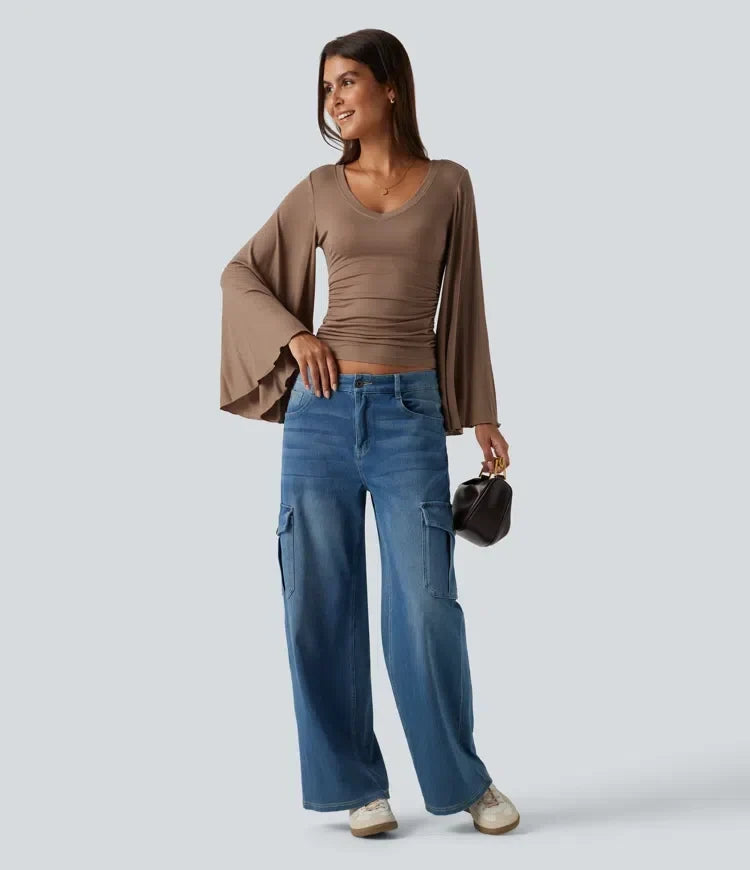 Stilren ribbad t-shirt med feminin v-hals och volangdetaljer