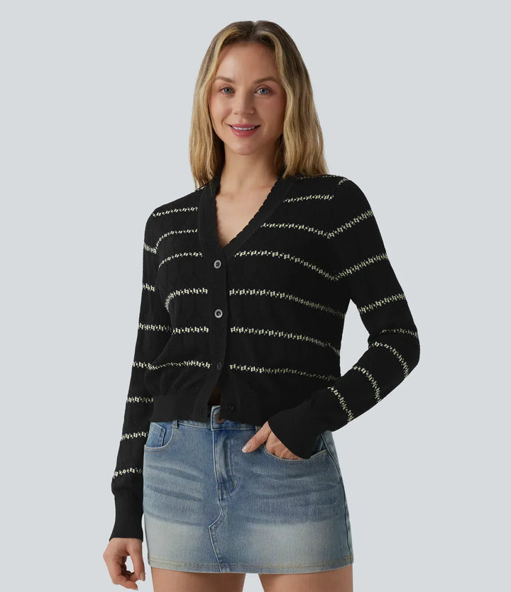 Närbild på stickad struktur och knäppning på dam cardigan