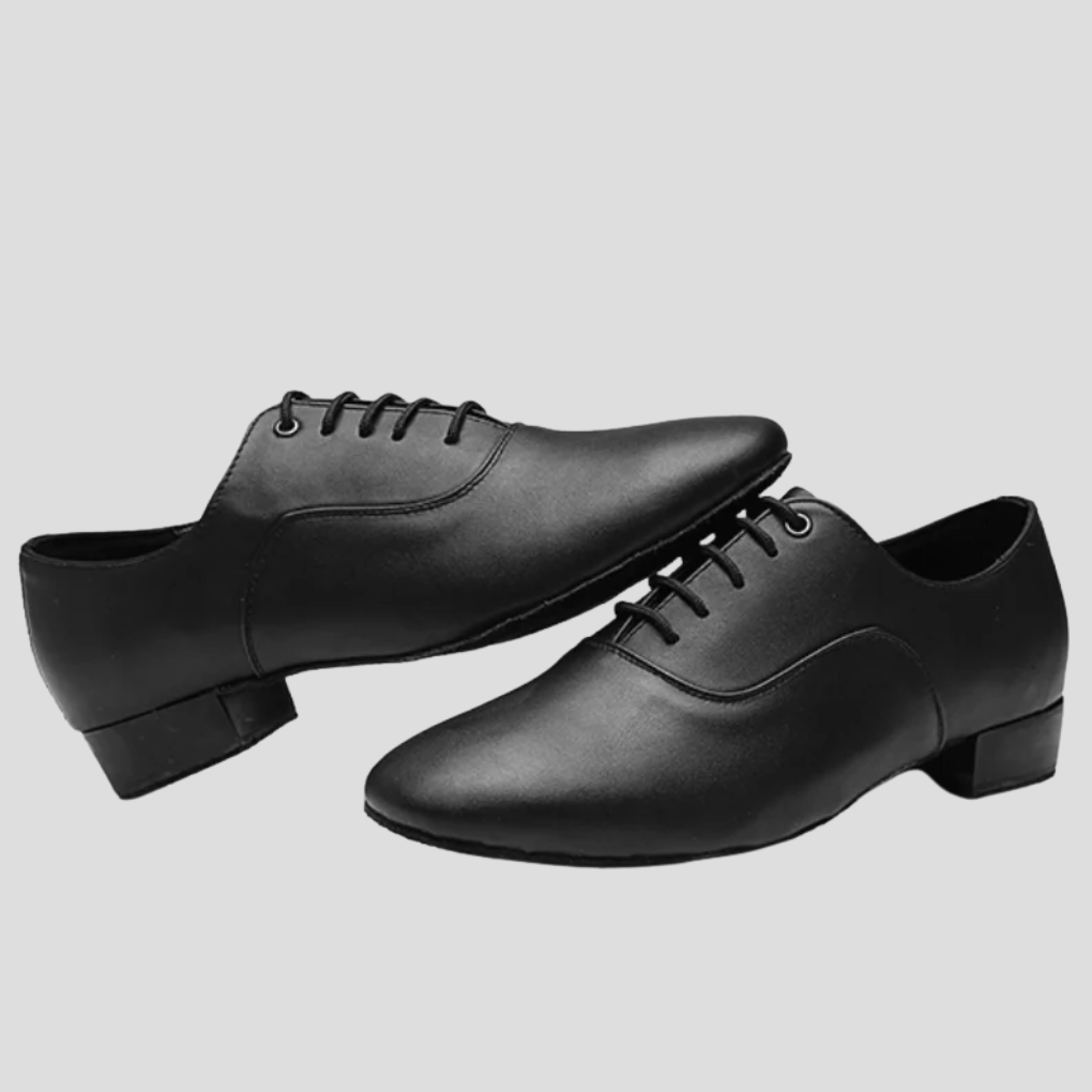 Snygga svarta herrdansskor i mocka från sidan
