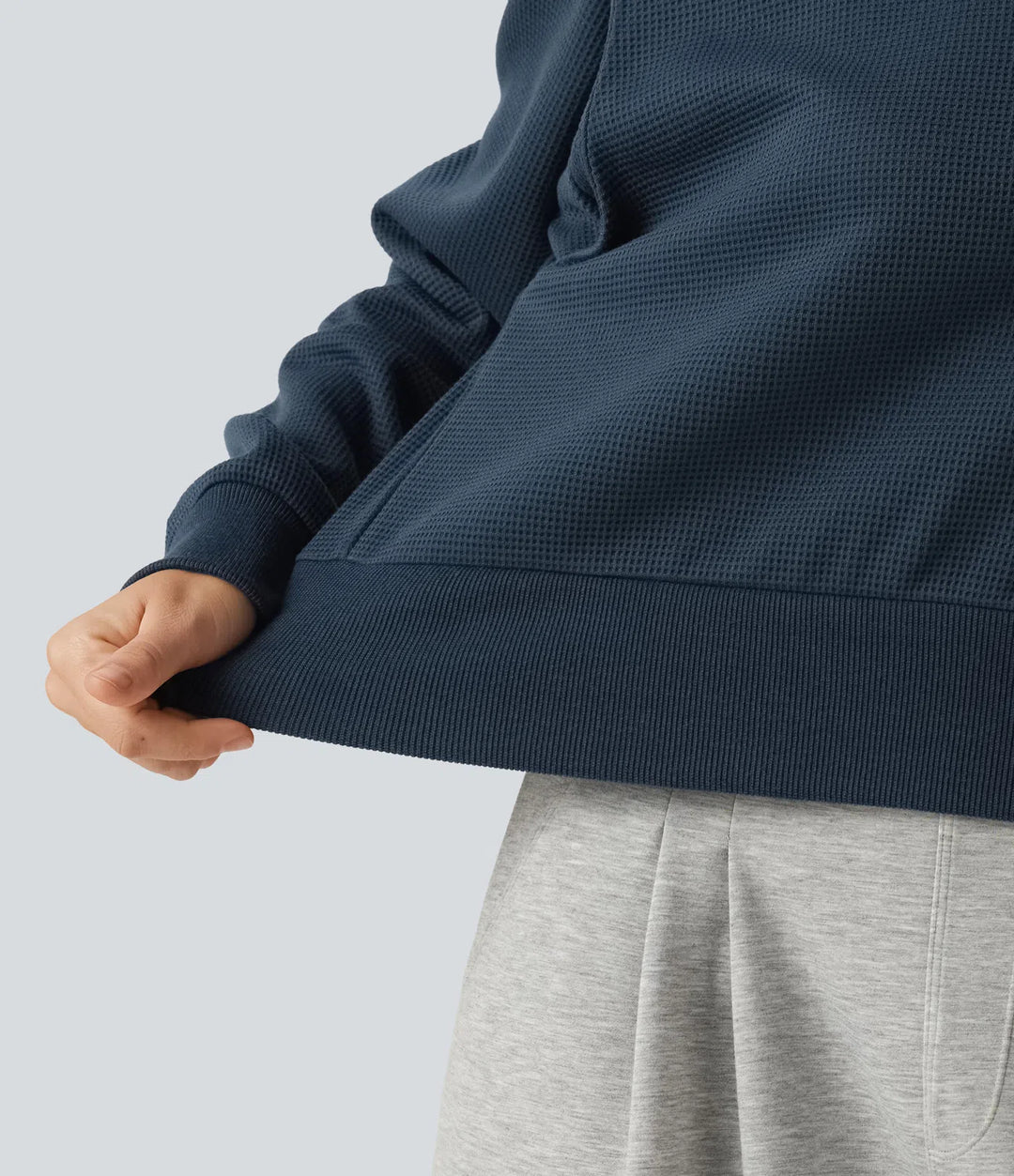 Närbild på sweatshirtens våfflade struktur och mudd