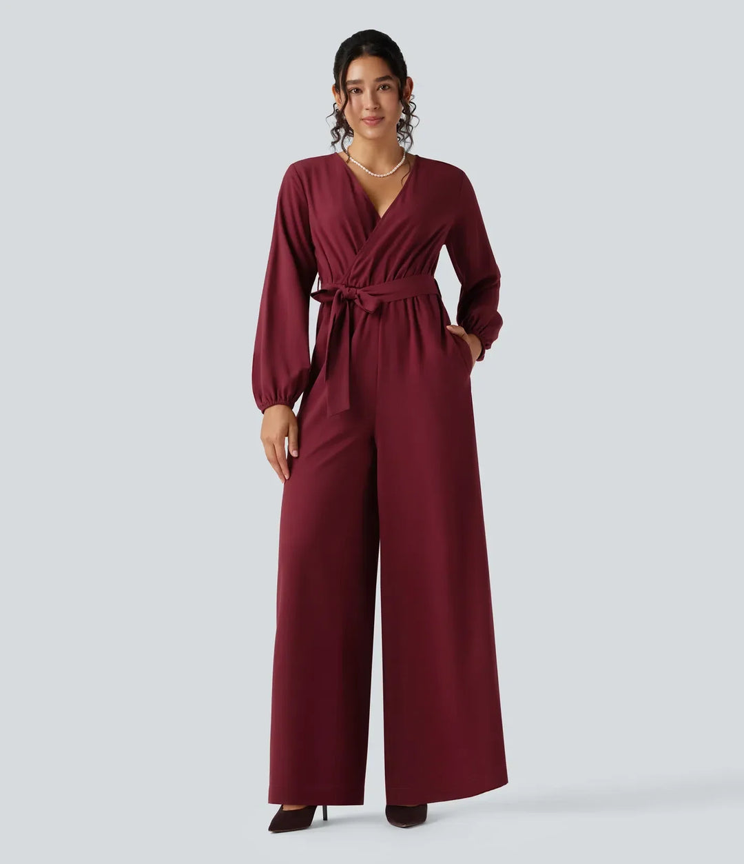 Svart helkroppsoutfit med lång ärm och vida ben för dam