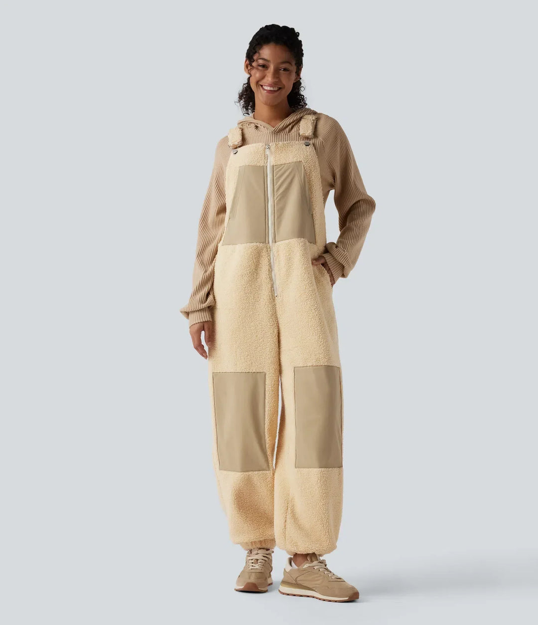 Stilren och bekväm damkläder-overall i varm sherpa med perfekt passform