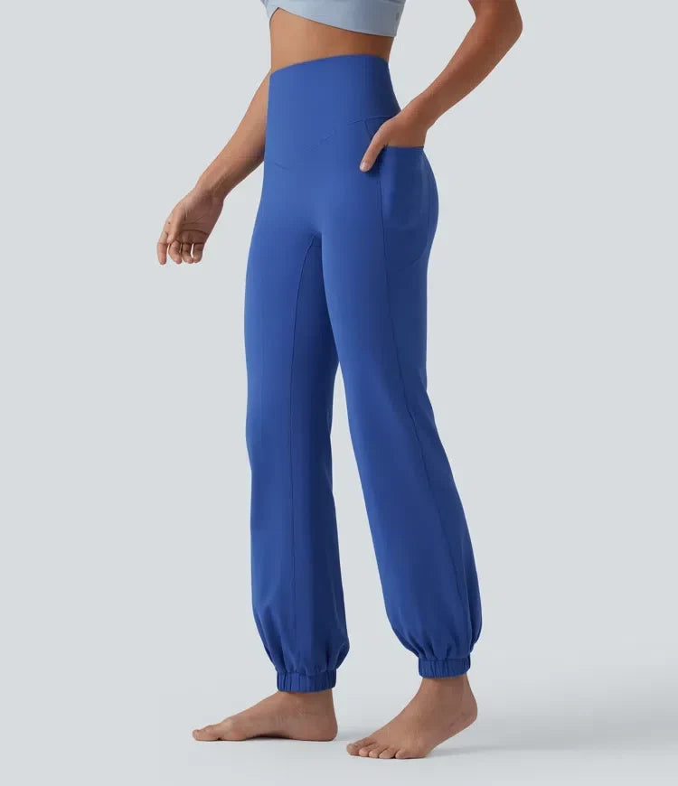 Blå högmidjade joggers för dam med fickor visade från sidan